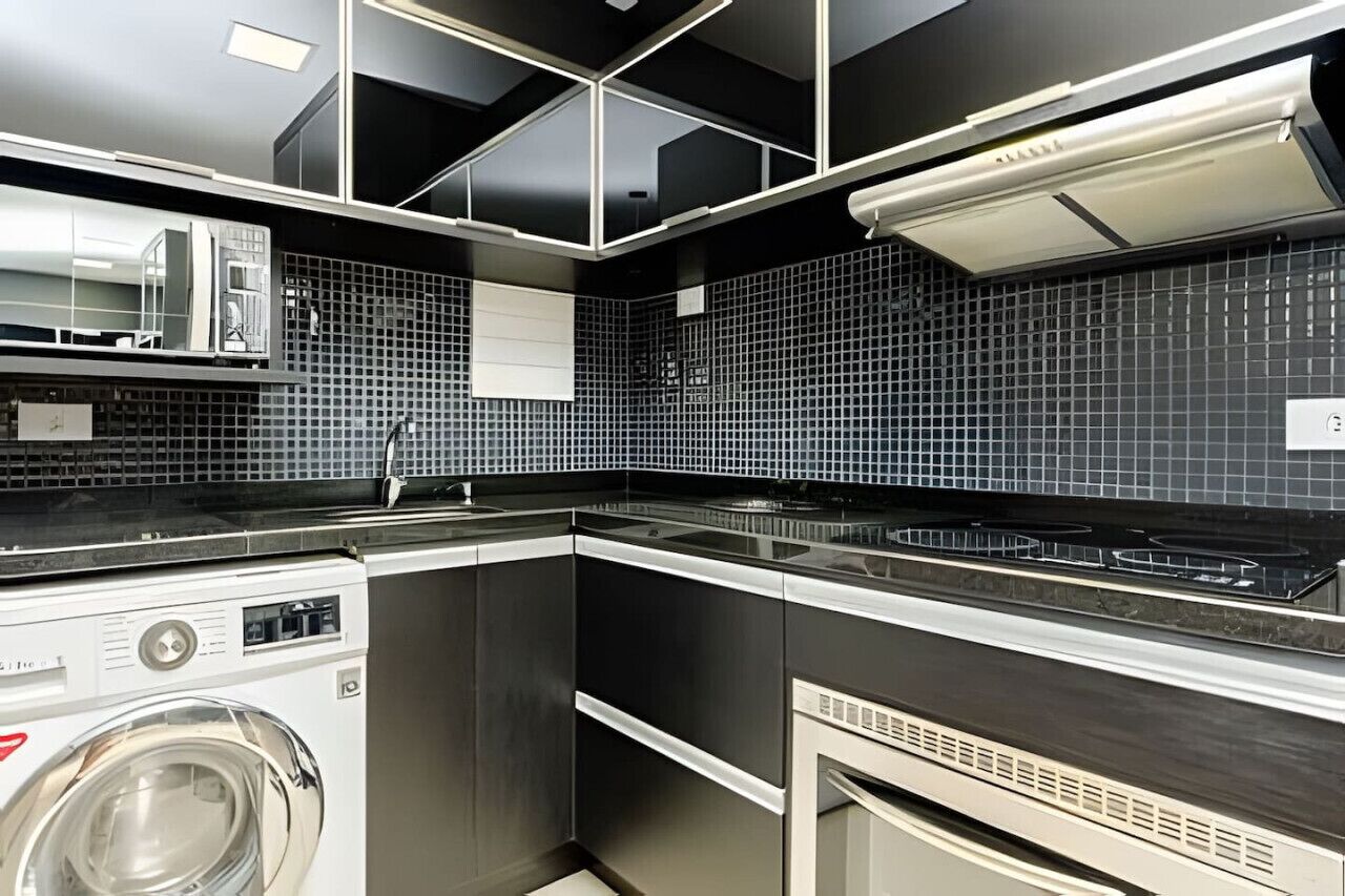 Geladeira, micro-ondas, fogão, cooktop