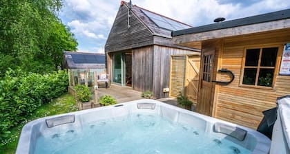 Lavender Lodge for 2 âą Hot Tub + Sauna