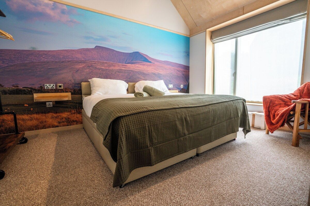 Una camera da letto con un letto, una finestra e un affresco.