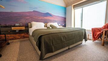 Una camera da letto con un letto, una finestra e un affresco.