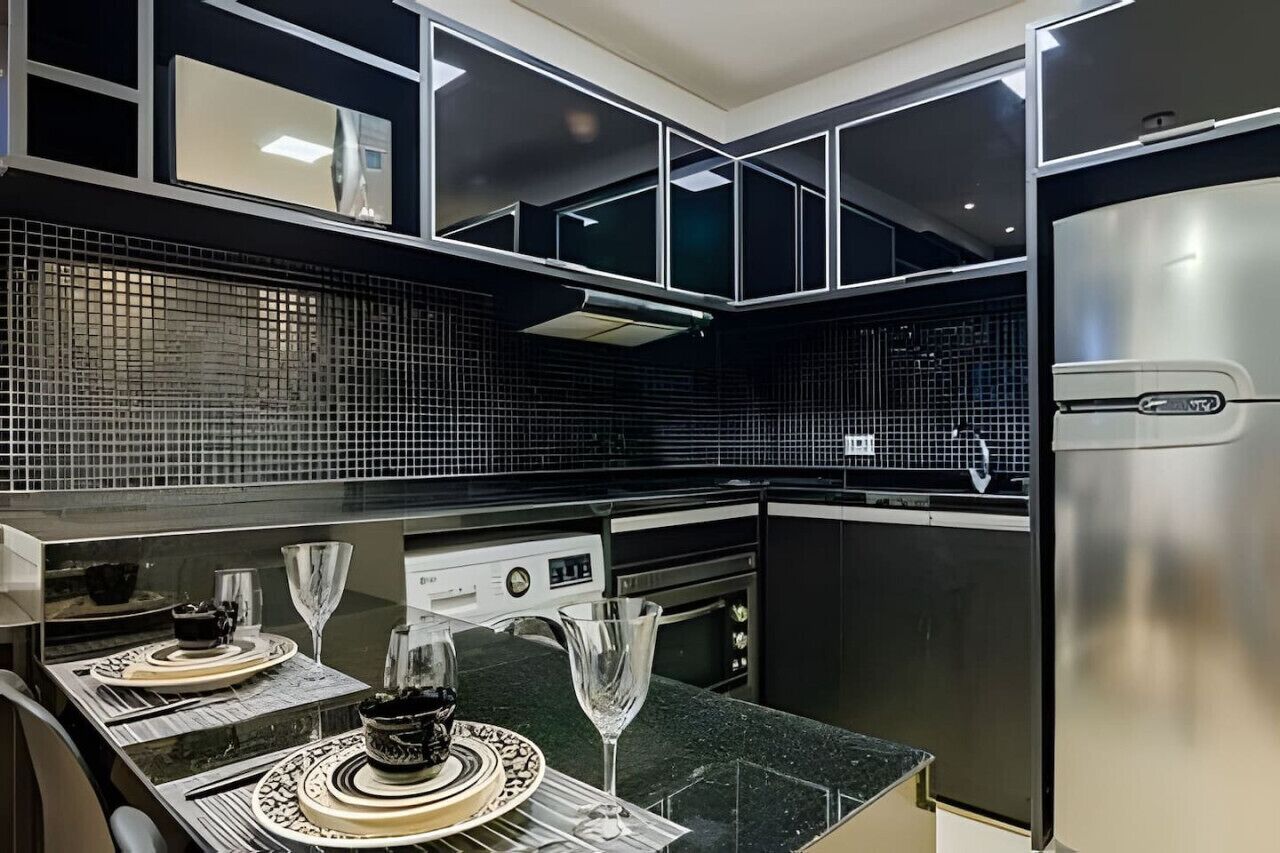 Kylskåp, mikrovågsugn, ugn och spishäll