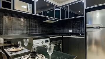 KylskÄp, mikrovÄgsugn, ugn och spishÀll