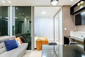 1 slaapkamer, een bureau, een strijkplank/strijkijzer, reisbedje