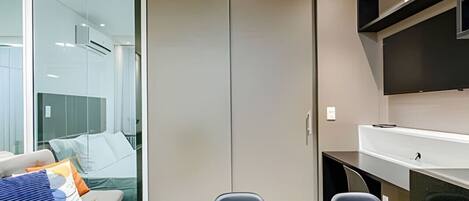 1 chambre, bureau, fer et planche à repasser, lit parapluie