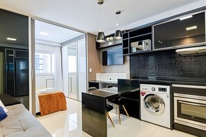 Interior - Studio Premium para 4 pessoas com ar e lava e seca (Curitiba)