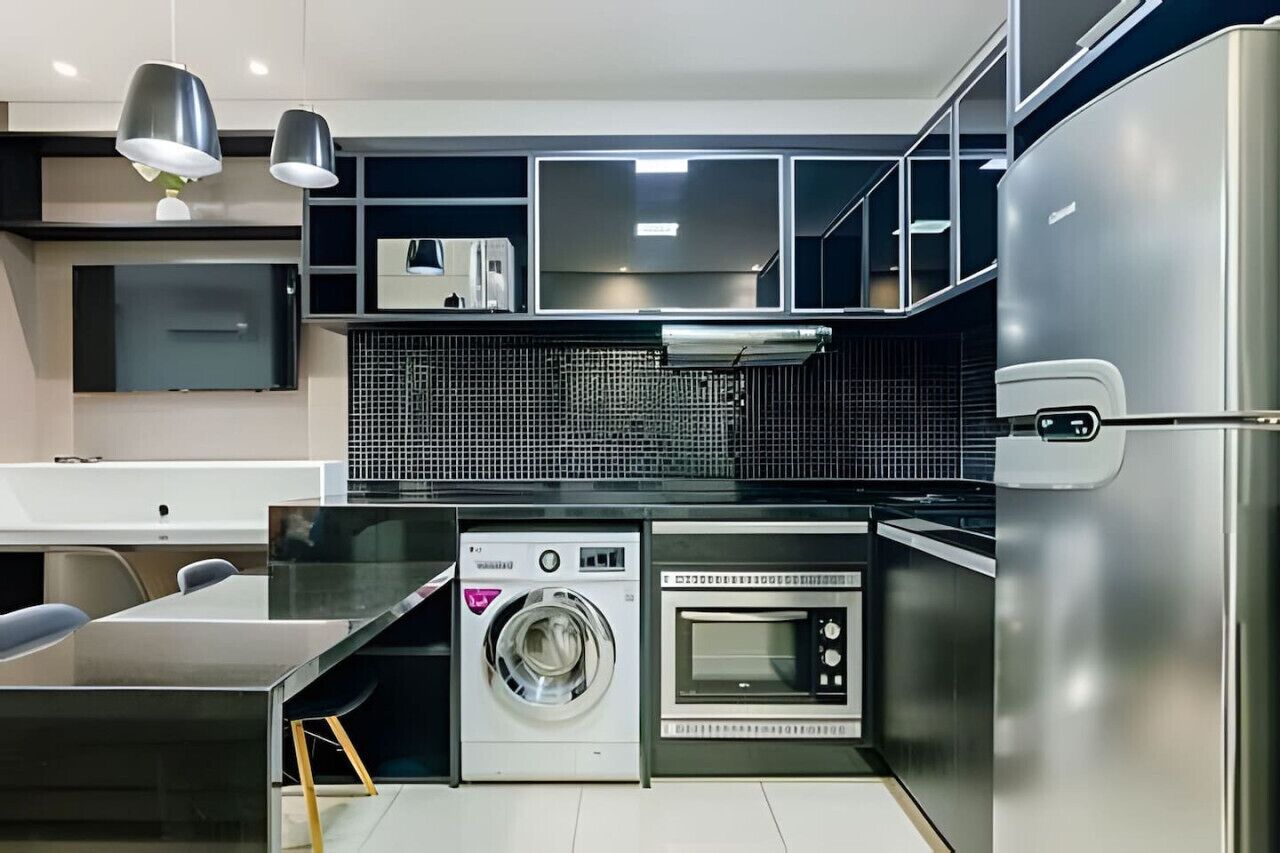 Kylskåp, mikrovågsugn, ugn och spishäll