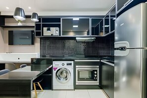 冷蔵庫、電子レンジ、オーブン、コンロ