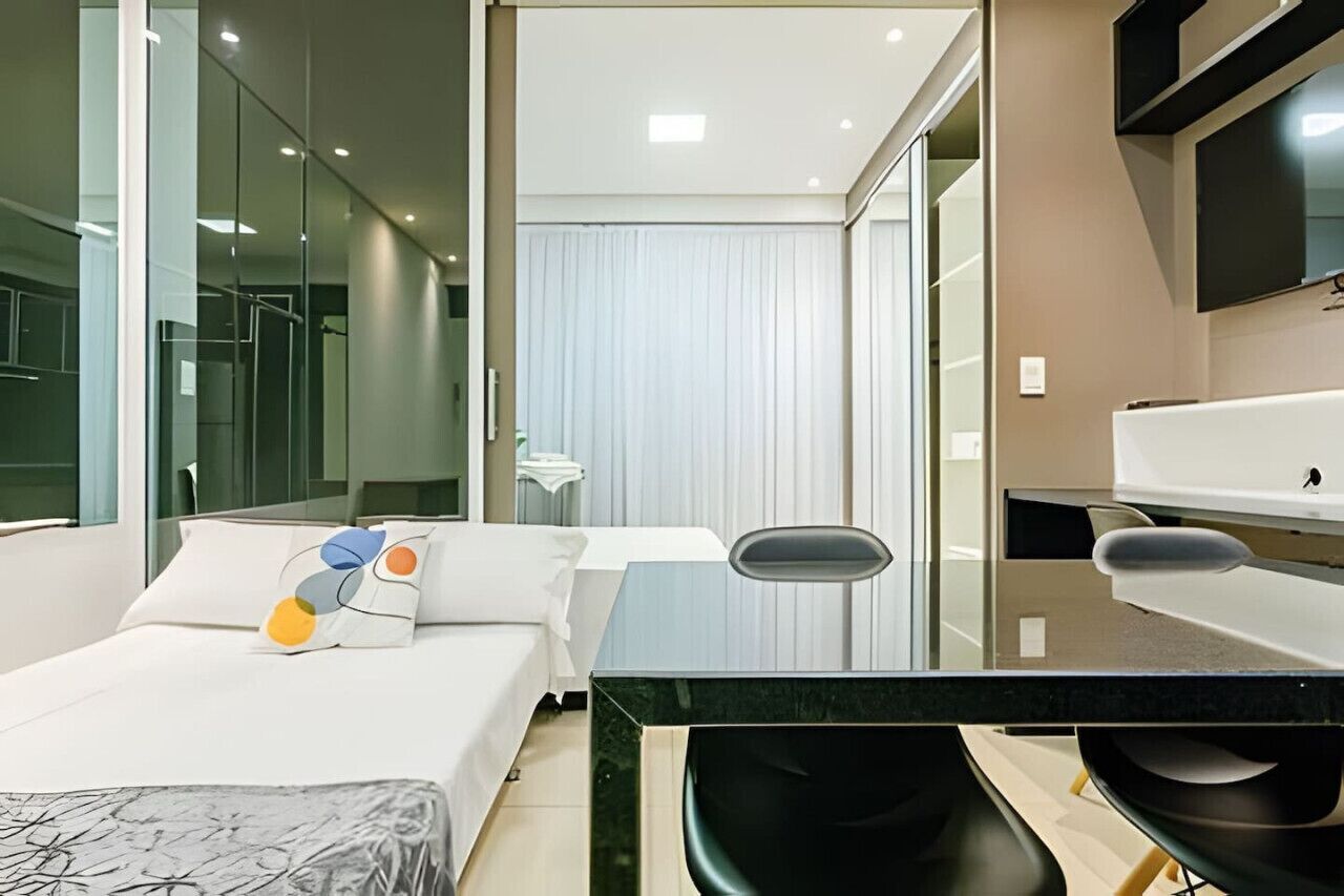 1 sovrum, skrivbord, strykjärn/strykbräda och resesäng