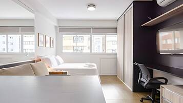 Schreibtisch, Bügeleisen/Bügelbrett, Reisekinderbett, kostenloses WLAN