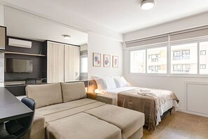 Skrivebord, strykejern/-brett, reiseseng for barn og wi-fi (inkludert)