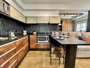 Geladeira, micro-ondas, fogão, cooktop