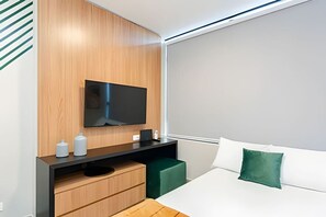 Skrivbord, strykjärn/strykbräda, resesäng och gratis wi-fi