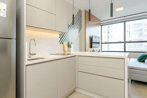 Køleskab, mikrobølgeovn, kogeplade, kaffe-/temaskine