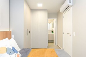 1 chambre, bureau, fer et planche à repasser, lit parapluie