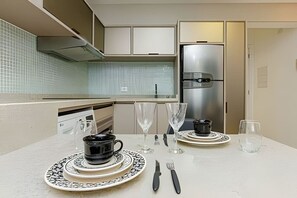 Køleskab, mikrobølgeovn, ovn, kogeplade