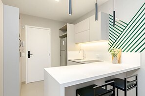 Réfrigérateur, micro-ondes, plaque de cuisson, cafetière/bouilloire