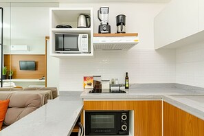 Réfrigérateur, micro-ondes, four, plaque de cuisson