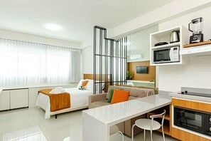 1 chambre, bureau, fer et planche à repasser, lit parapluie