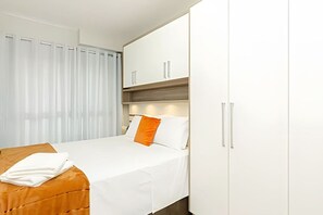2 室のベッドルーム、デスク、アイロン / アイロン台、旅行用ベビーベッド
