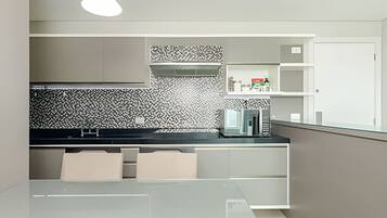 Geladeira, micro-ondas, fogão, cooktop