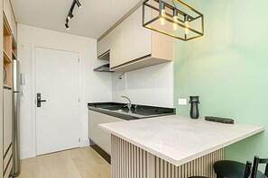 Refrigerador, microondas, parrilla de estufa y cafetera y tetera 