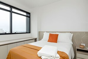 1 chambre, bureau, fer et planche à repasser, lit parapluie