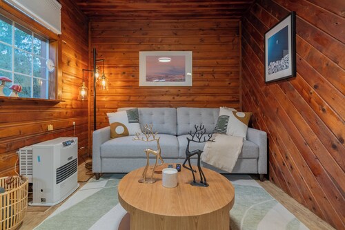 Birch + Bjørn Tiny Home: Aurora Viewing & Sun Deck