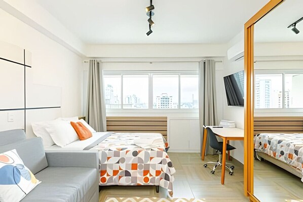 1 habitación, escritorio, tabla de planchar con plancha y cuna de viaje 