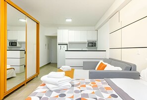 1 chambre, bureau, fer et planche à repasser, lit de bébé portatif