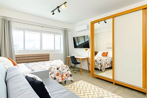 1 chambre, bureau, fer et planche à repasser, lit parapluie