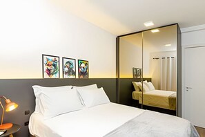 1 quarto, escrivaninha, ferros/tábuas de passar roupa, berço de viagem