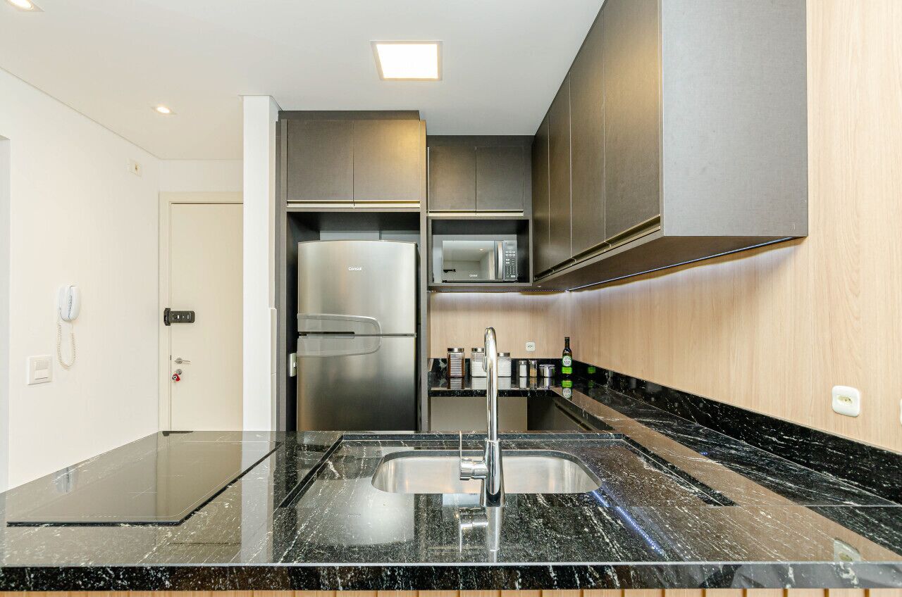 Refrigerador, microondas, parrilla de estufa y cafetera y tetera 