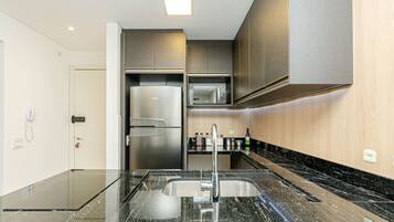 Refrigerador, microondas, parrilla de estufa y cafetera y tetera