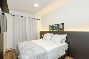 1 slaapkamer, een bureau, een strijkplank/strijkijzer, reisbedje