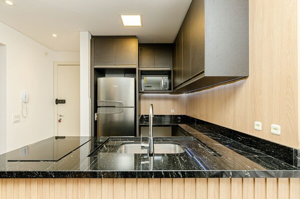 Geladeira, micro-ondas, cooktop, cafeteira/chaleira