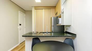 Geladeira, micro-ondas, fogão, cooktop