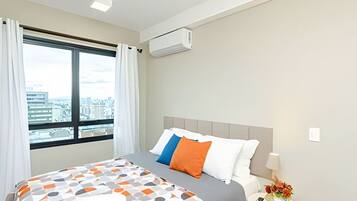 2 quartos, escrivaninha, ferros/tábuas de passar roupa, berço de viagem