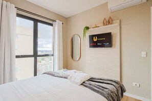 1 soverom, skrivebord, strykejern/-brett og reiseseng for barn