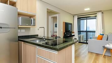 Geladeira, micro-ondas, fogão, cooktop