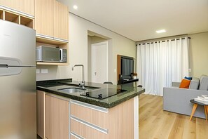 Réfrigérateur, micro-ondes, four, plaque de cuisson