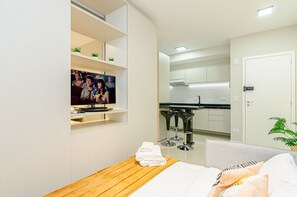 1 slaapkamer, een bureau, een strijkplank/strijkijzer, reisbedje