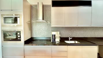 Kühlschrank, Mikrowelle, Ofen, Herdplatte