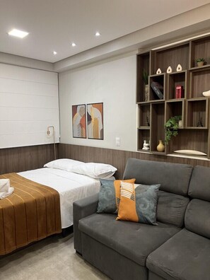 1 quarto, escrivaninha, ferros/tábuas de passar roupa, berço de viagem