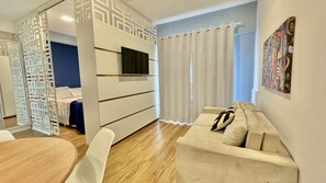 1 camera, una scrivania, ferro/asse da stiro, culla da viaggio