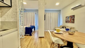 1 bedroom, desk, iron/ironing board, travel cot - Studio industrial e moderno no Lifespace Curitiba (Curitiba)