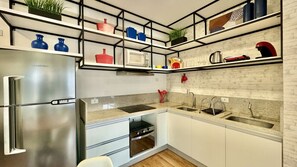 ثلاجة، ميكروويف، موقد طهي مسطح، ماكينة لصنع القهوة/الشاي