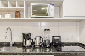 Kühlschrank, Mikrowelle, Herdplatte, Wasserkocher mit Kaffee-/Teezubehör