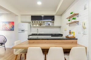 Kühlschrank, Mikrowelle, Herdplatte, Wasserkocher mit Kaffee-/Teezubehör