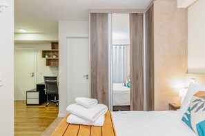 1 bedroom, desk, iron/ironing board, travel crib - Studio bem central perto de tudo no Green center (Curitiba)