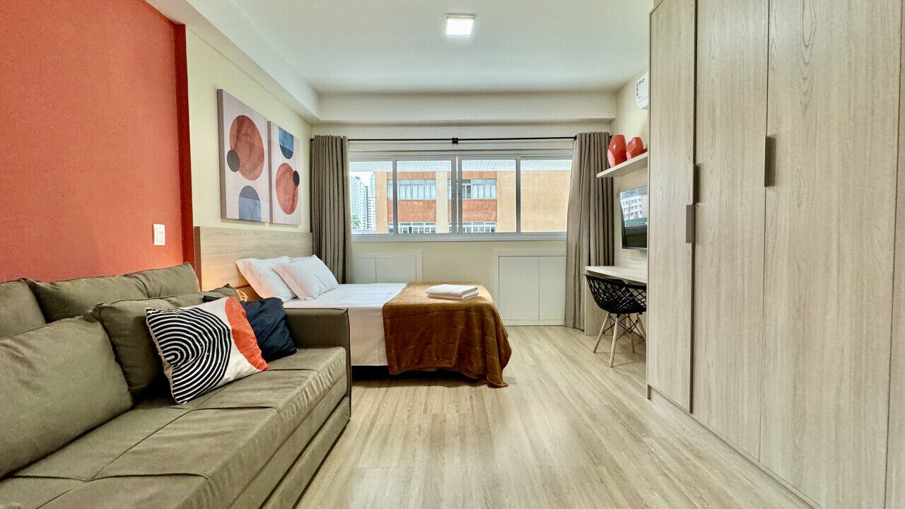 1 quarto, escrivaninha, ferros/tábuas de passar roupa, berço de viagem